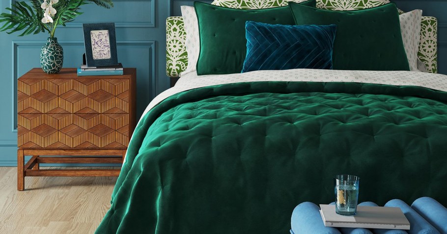 Изумрудное покрывало в спальне