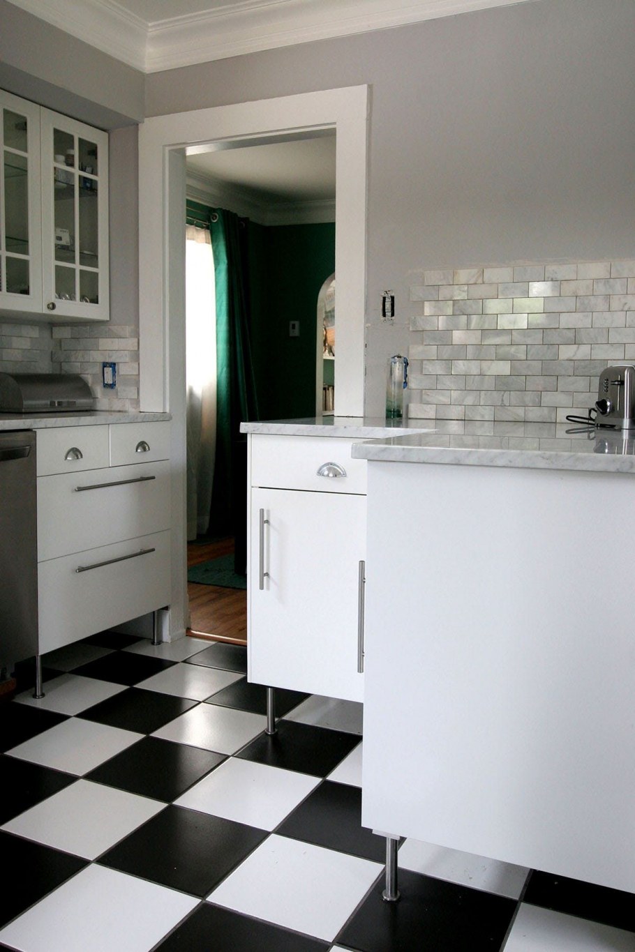 Черно белая плитка на кухне