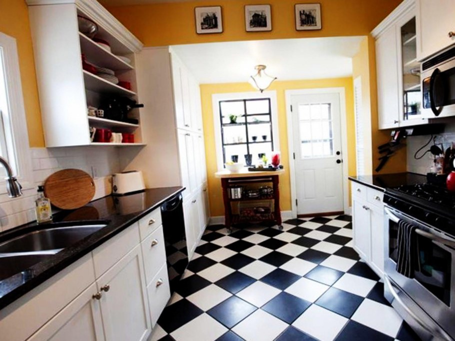Пол в шашечку на кухне