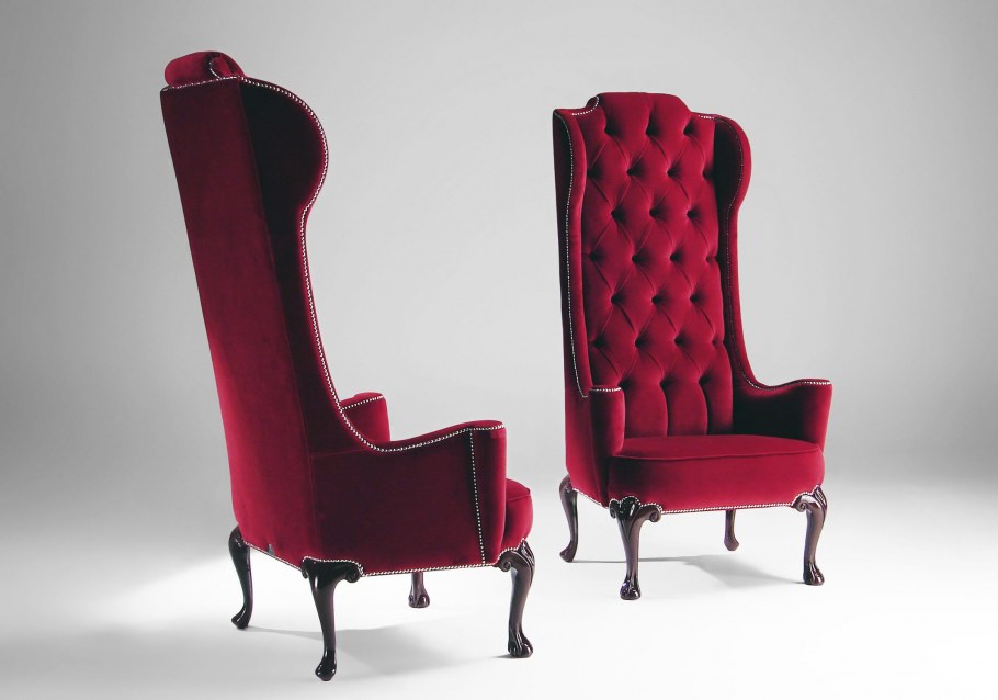 Красный бархатный диван