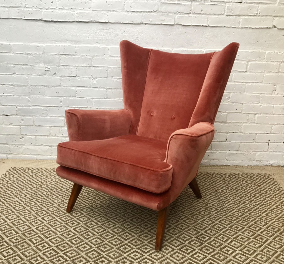 Серая стена бордовое кресло