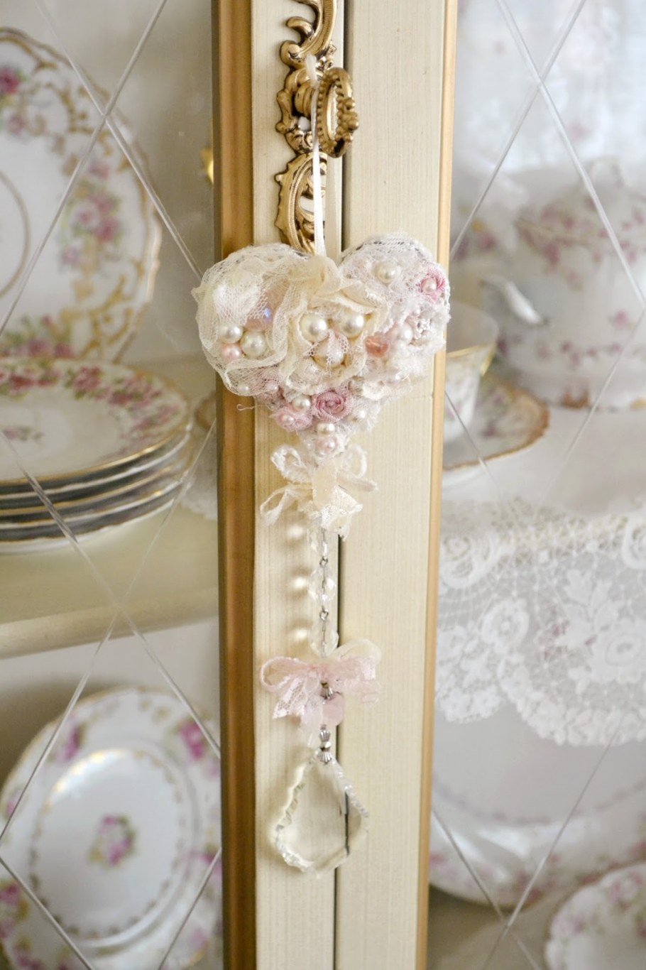 Декорирование зеркала кружевом