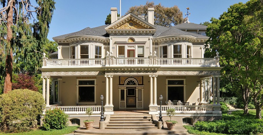 Двухэтажный дом в стиле Ампир