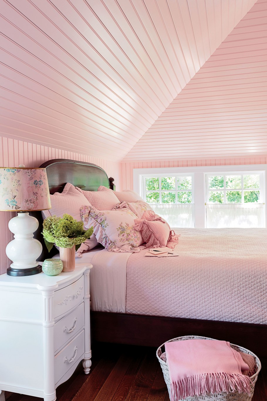 Розовая вагонка в интерьере