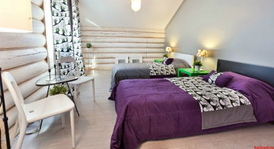 Фиолетовый цвет в интерьере деревянного дома