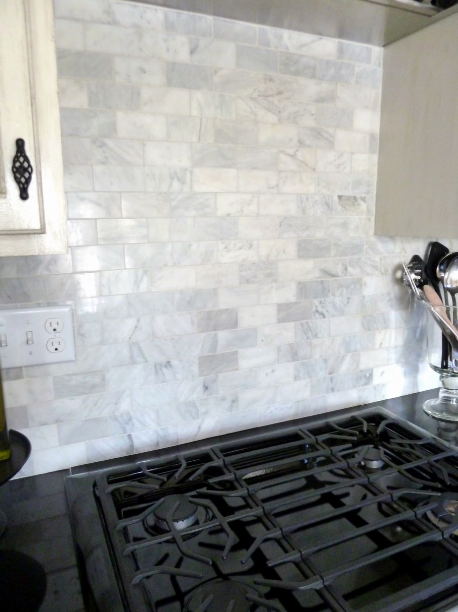 Плитка под мрамор на кухне фартук