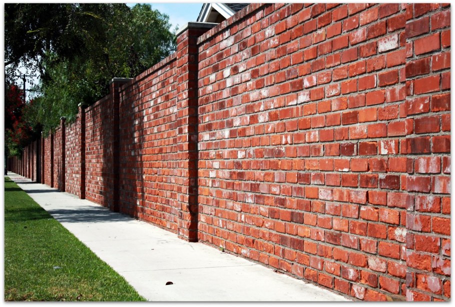 БРИК Хаус красный забор