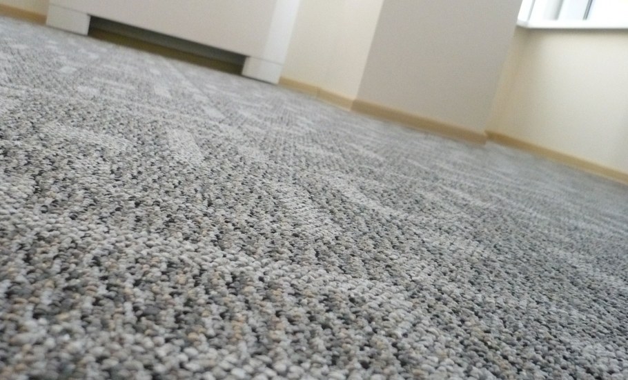 Постелить ковролин