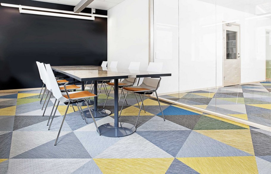 Плетеный виниловый пол на кухне