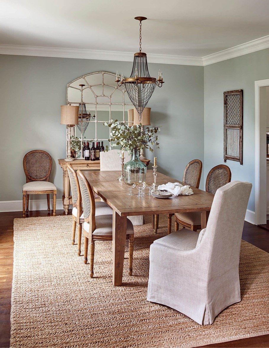 Обеденный стол в средиземноморском стиле