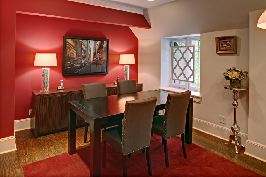 Красный цвет в столовой