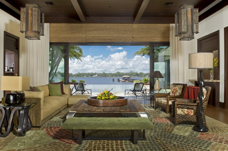 Красивые большие гостиная в тропическом стиле