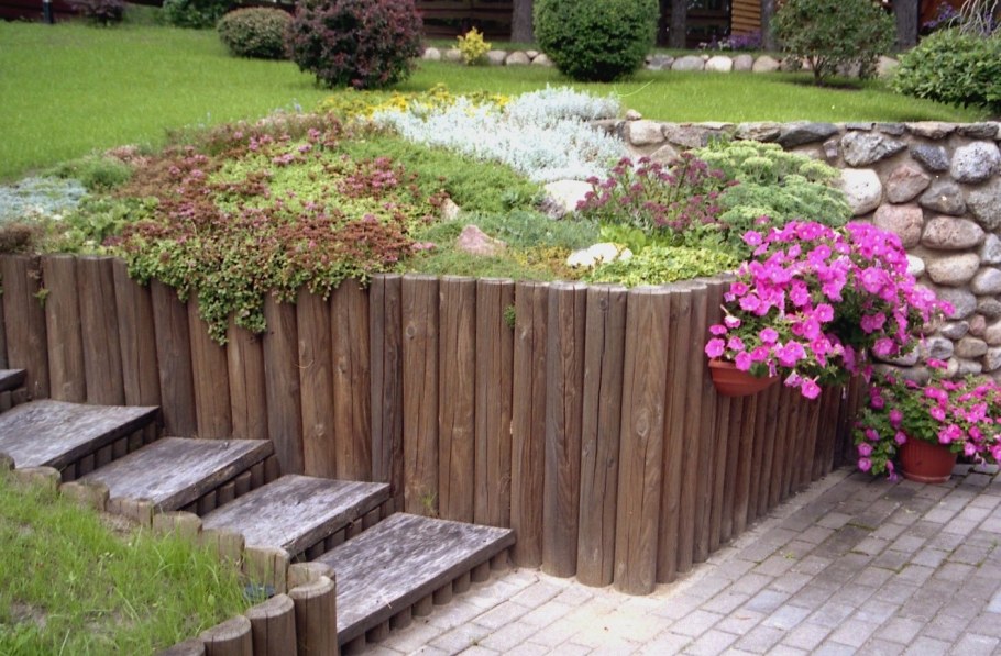 Террасирование участка бревнами