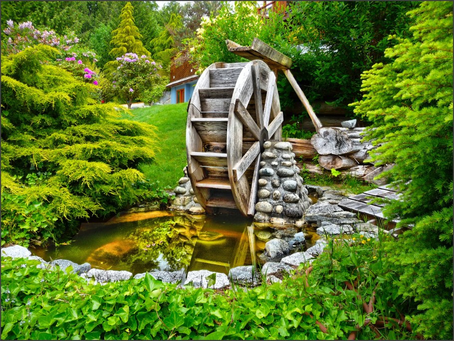Водяная мельница в прудике