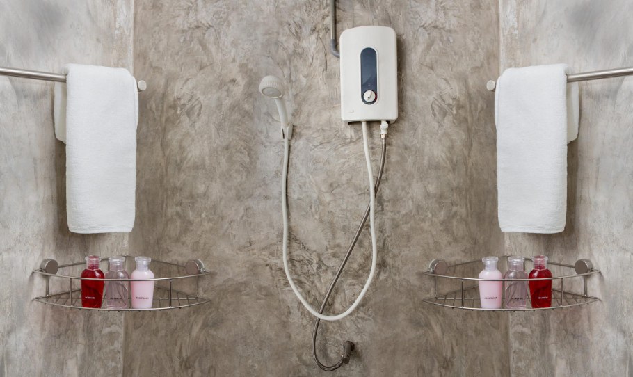 Проточный водонагреватель в интерьере