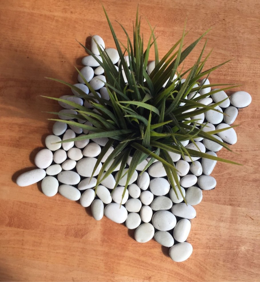 Камень в интерьере спальни