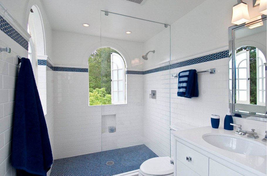 Бело синяя ванная комната