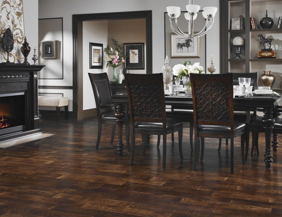 Коричневый пол в интерьере