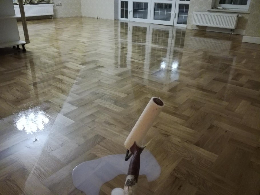 Покрытие лаком паркета штучного