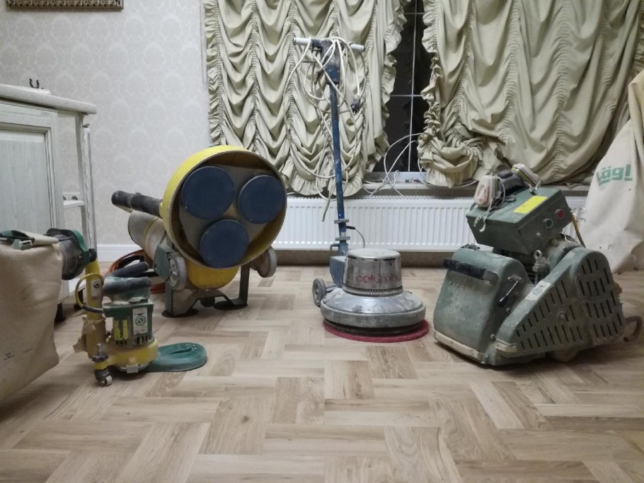 Покрытие паркета лаком