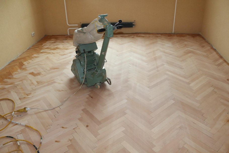 Выравнивание деревянного пола лаком