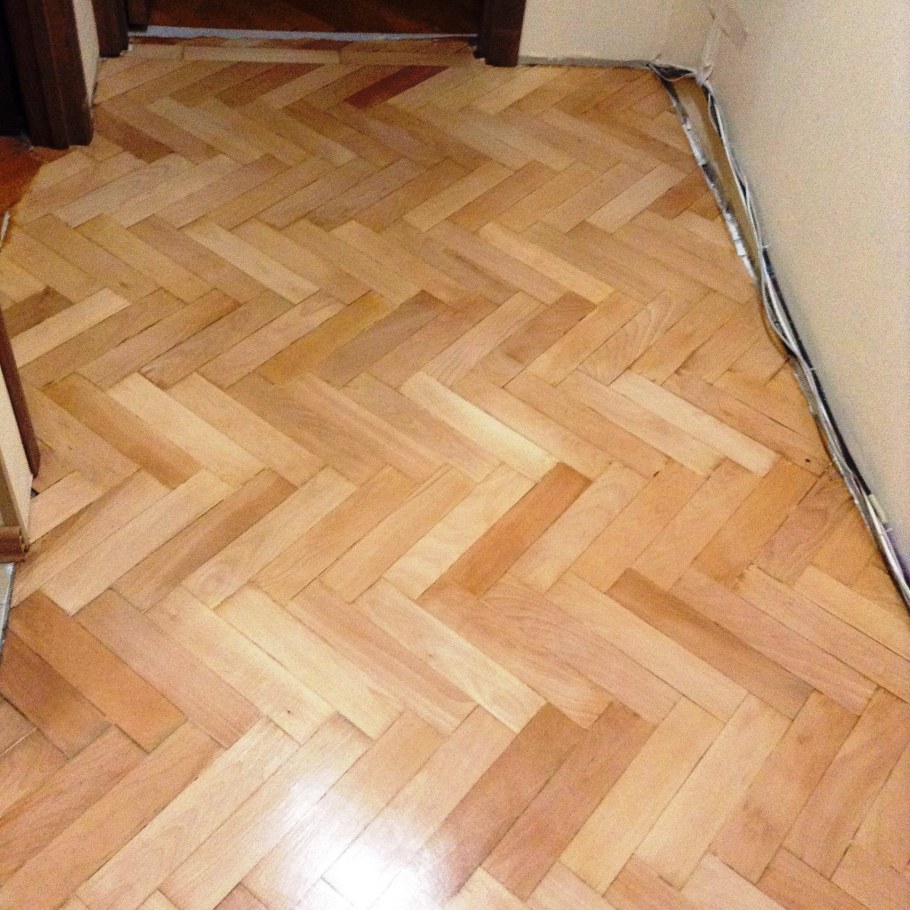 Нанесение лака на паркет