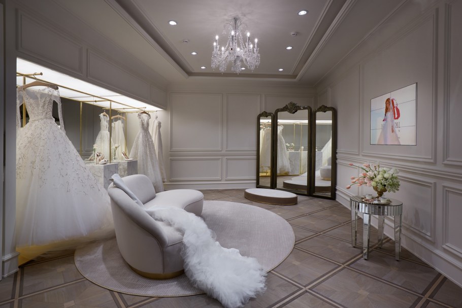 Примерочная в свадебном салоне