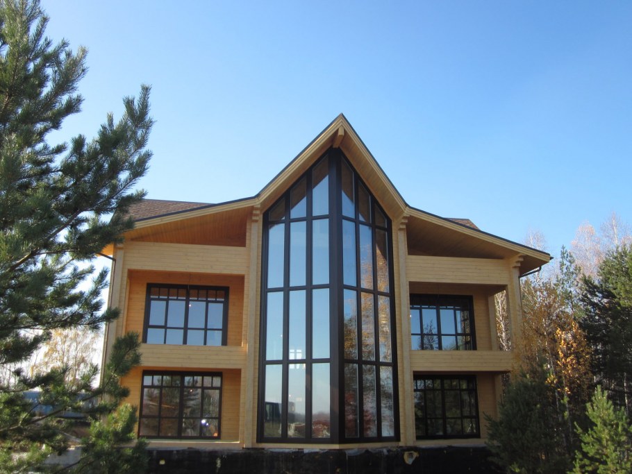 Фасад дома с витражными окнами