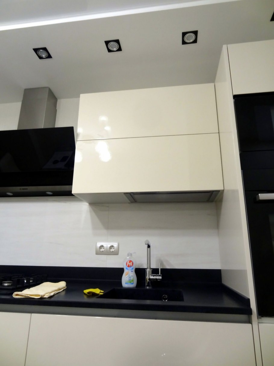 Кухня без ручек фасады ниже модулей