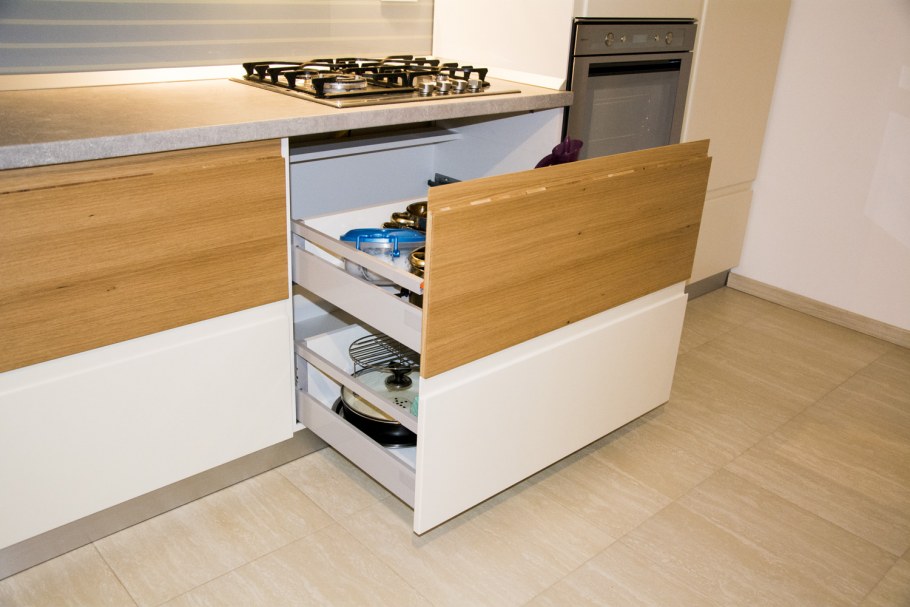 Белая кухня с ручкой gola