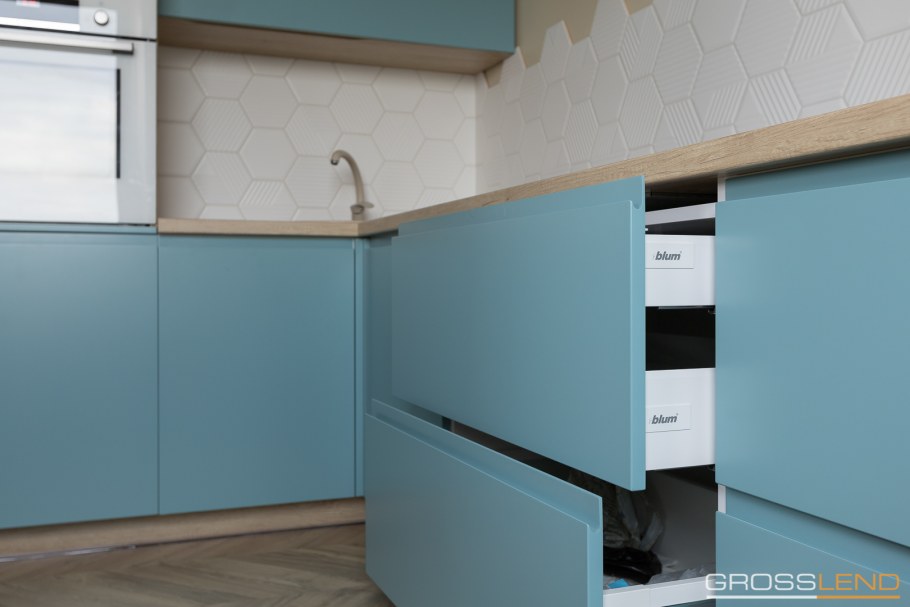 Синяя кухня без ручек