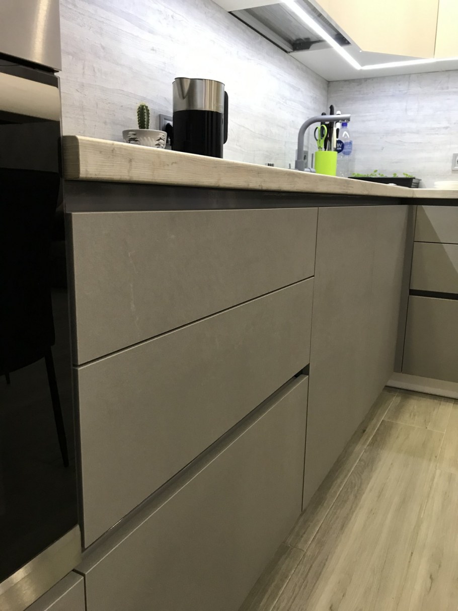 Серый фасад с интегрированной ручкой