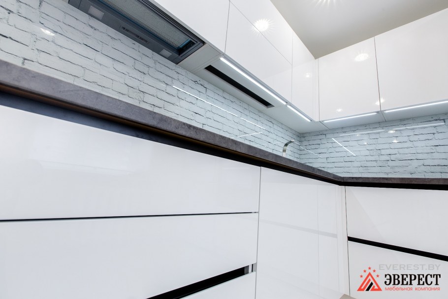 Кухня светлая с доводчиками без ручек