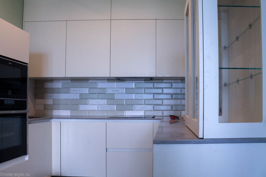 Кухня в студию без ручек