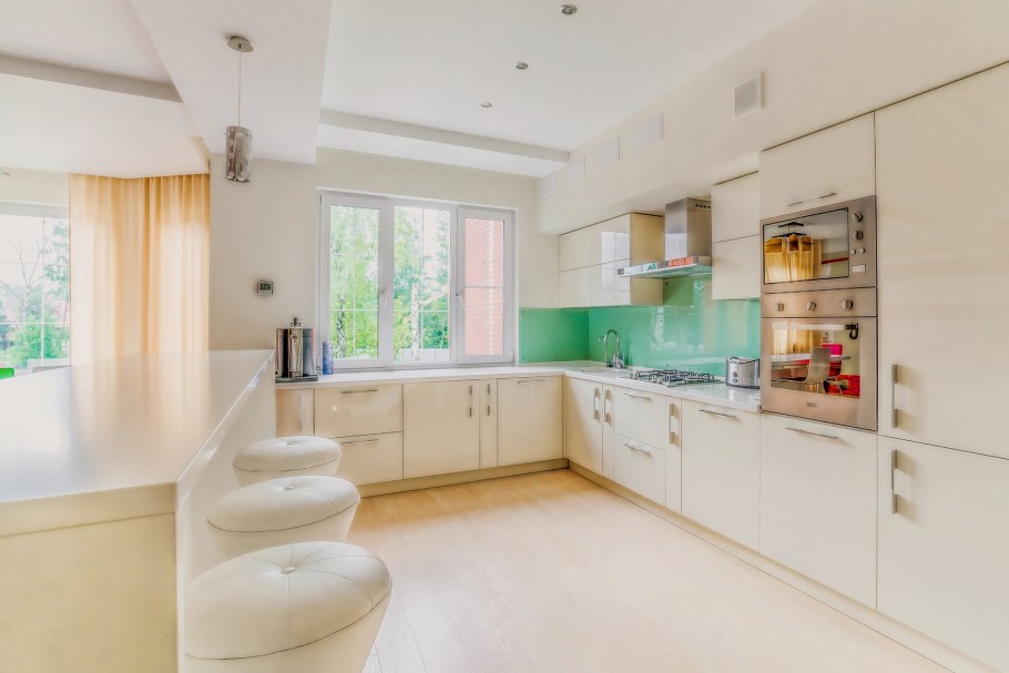 Современная кухня с окном