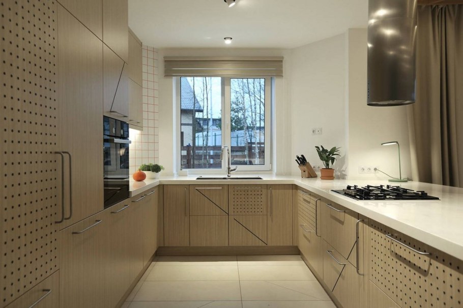 Кухонный гарнитур в сочетании с окном