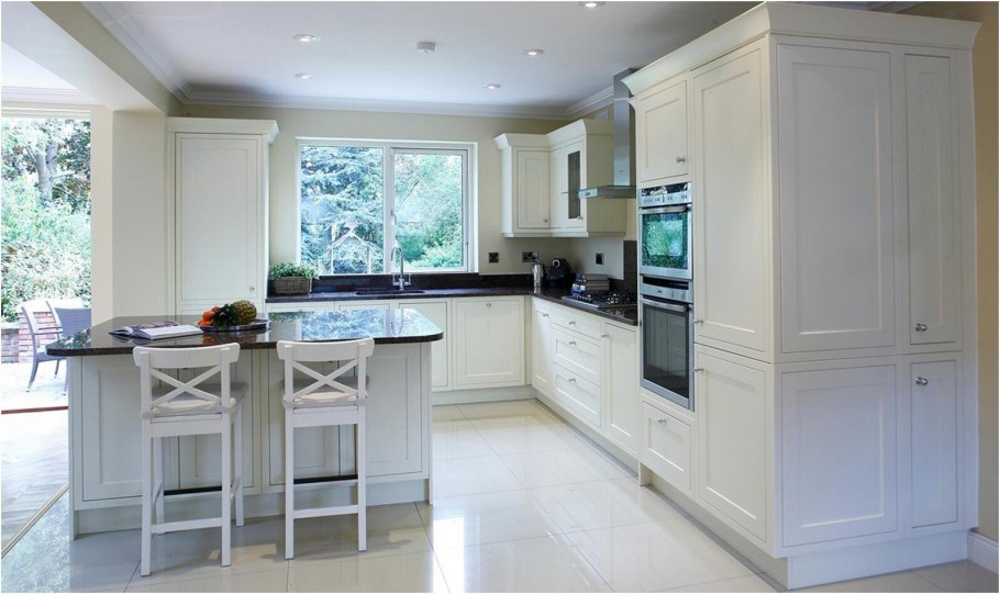 П-образная кухня в коттедже