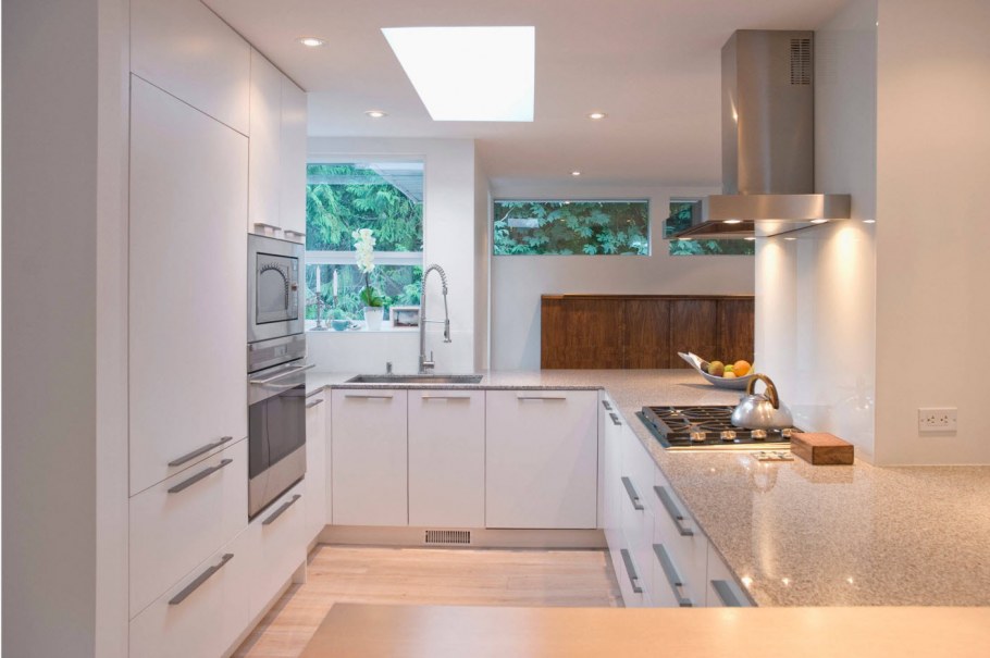 П-образные кухни с барной стойкой и окном