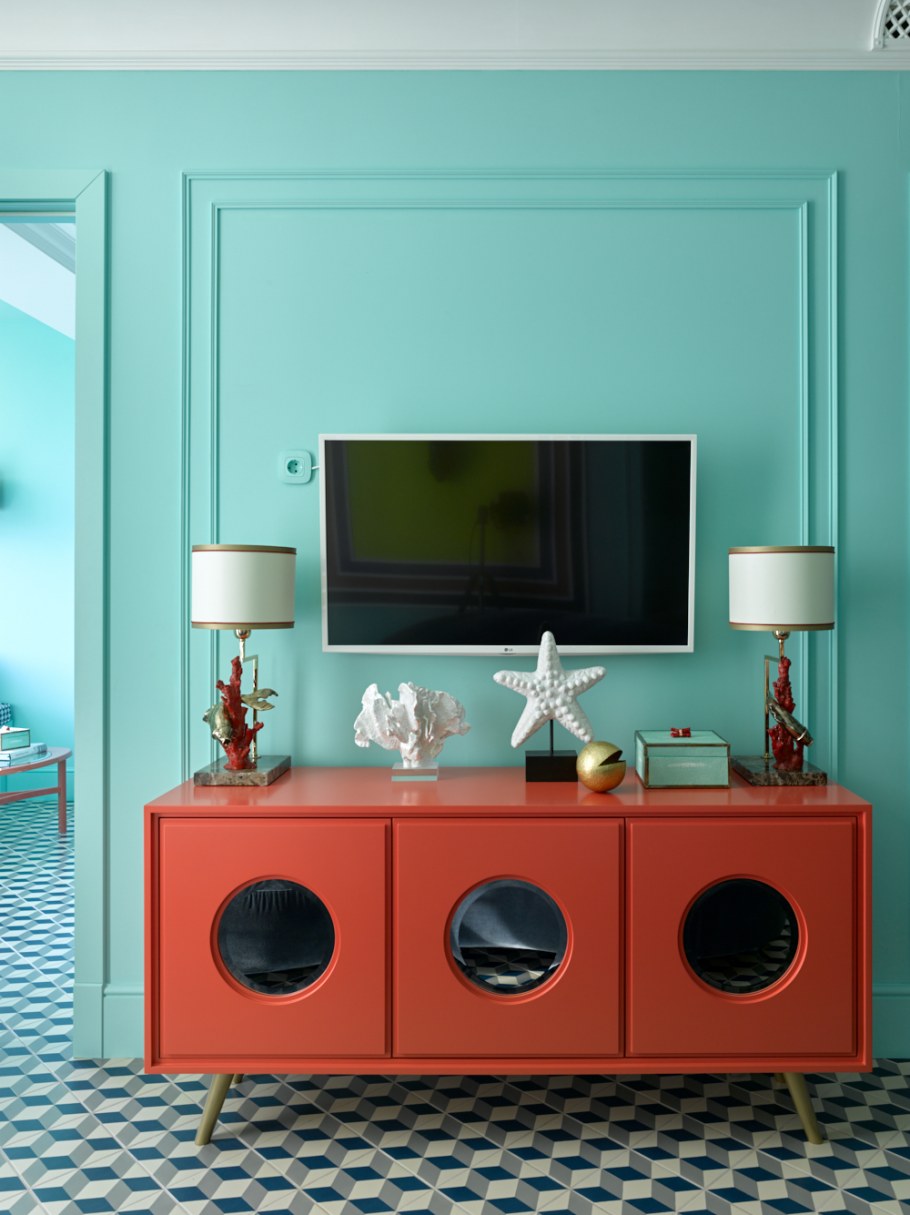 Яркий диван в интерьере