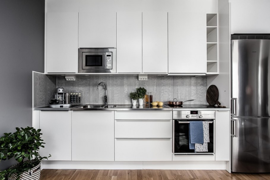 Встроенная микроволновая печь в кухне