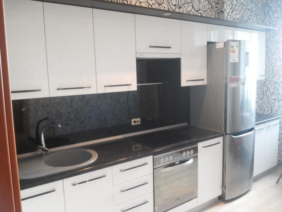 Кухня белый металлик