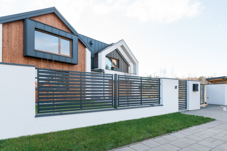 Крутой забор для коттеджа