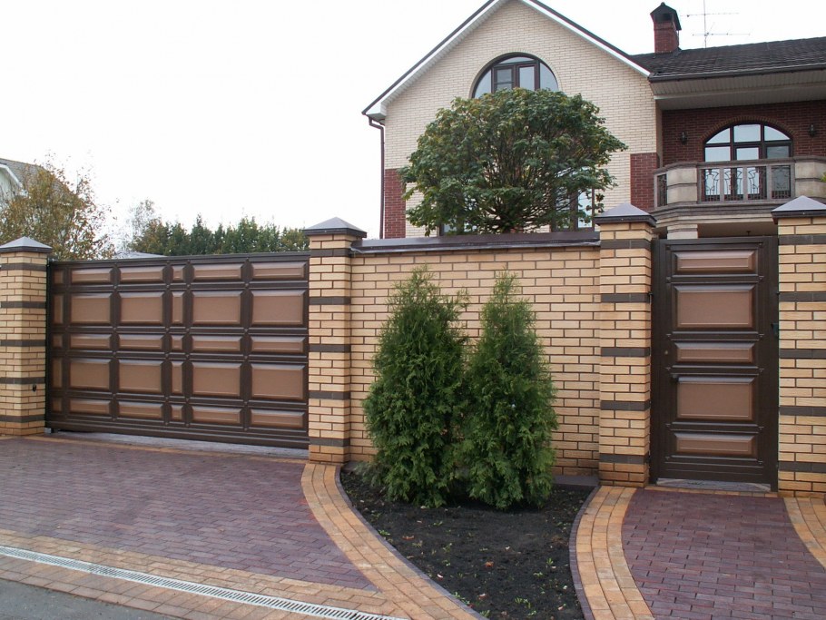 Забор в частном доме