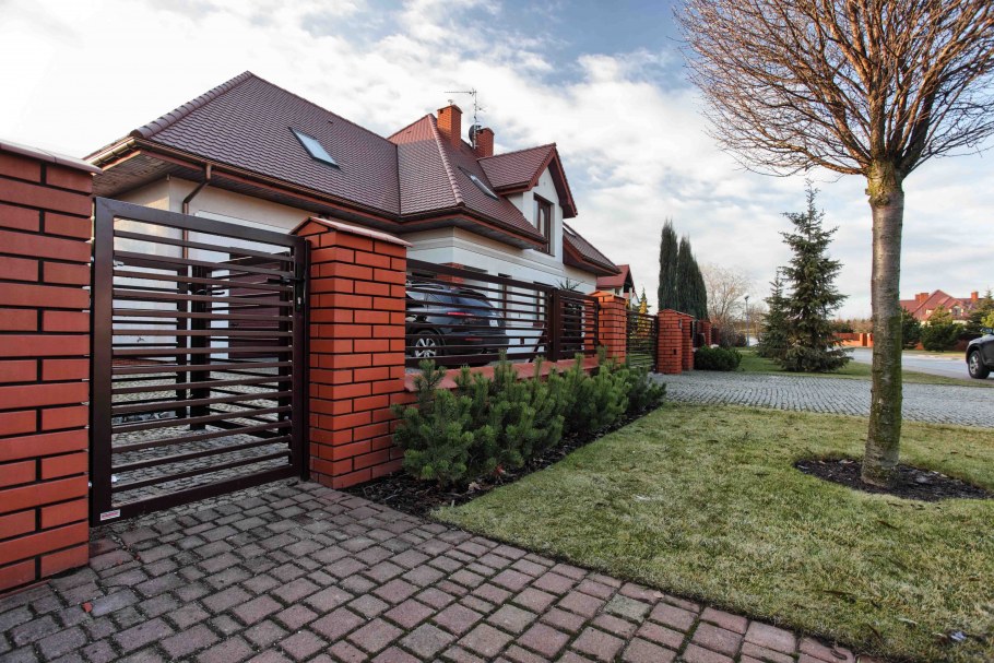 Современный кирпичный забор