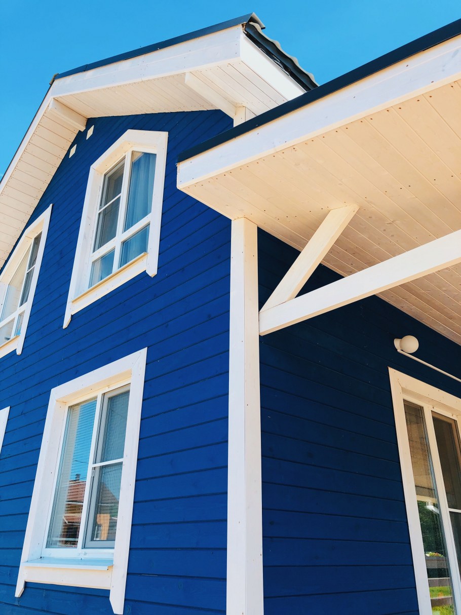 Синий деревянный дом