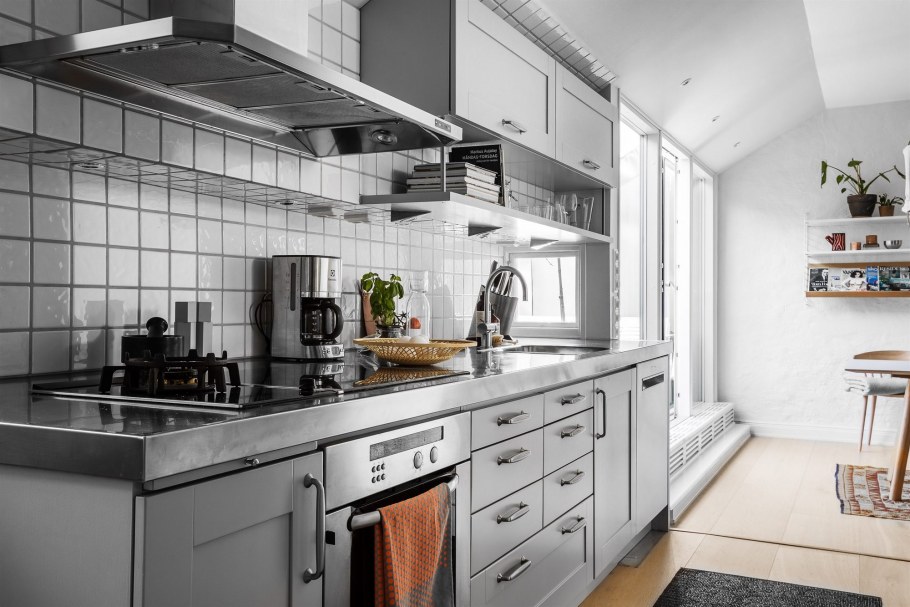 Белая кухня с белой столешницей