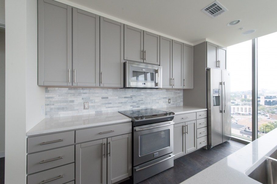 Кухня икеа белая с деревянной столешницей в интерьере