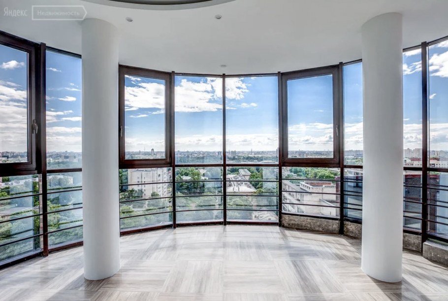 Комната с панорамными окнами