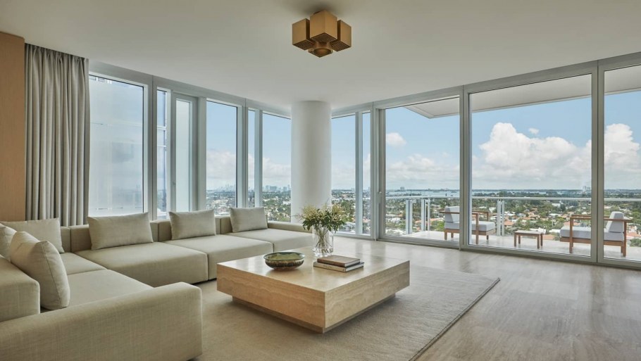 Гостиная с панорамными окнами