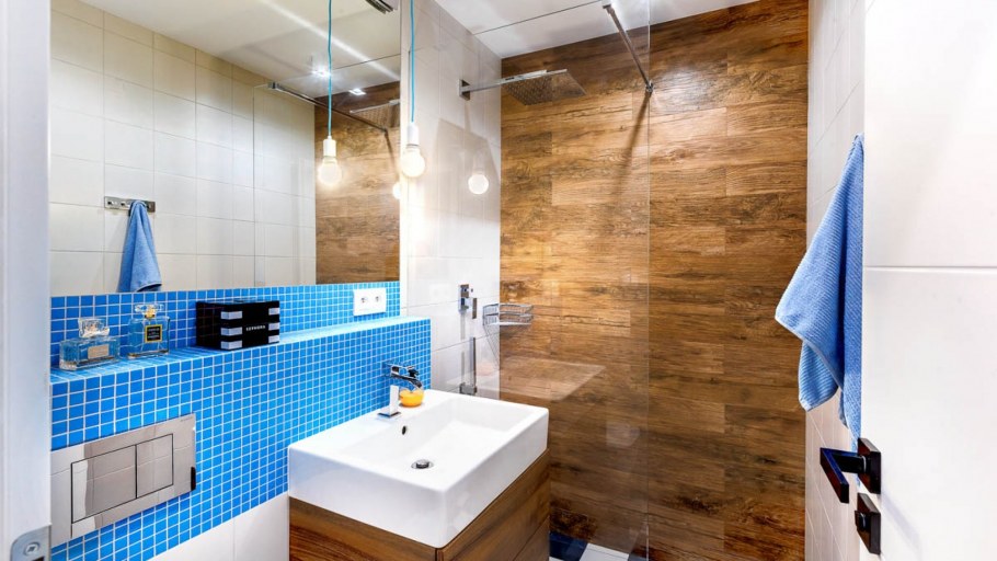 Ванная комната с яркими акцентами